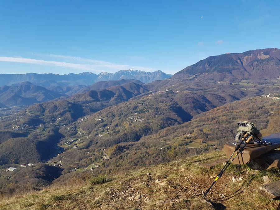 Seduto su un pianoro con vista sulle Piccole Dolomiti