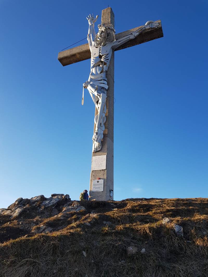 Statua di vetta contro il cielo