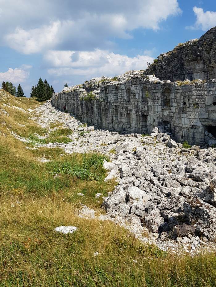 Muro di pietra di un forte tra l'erba
