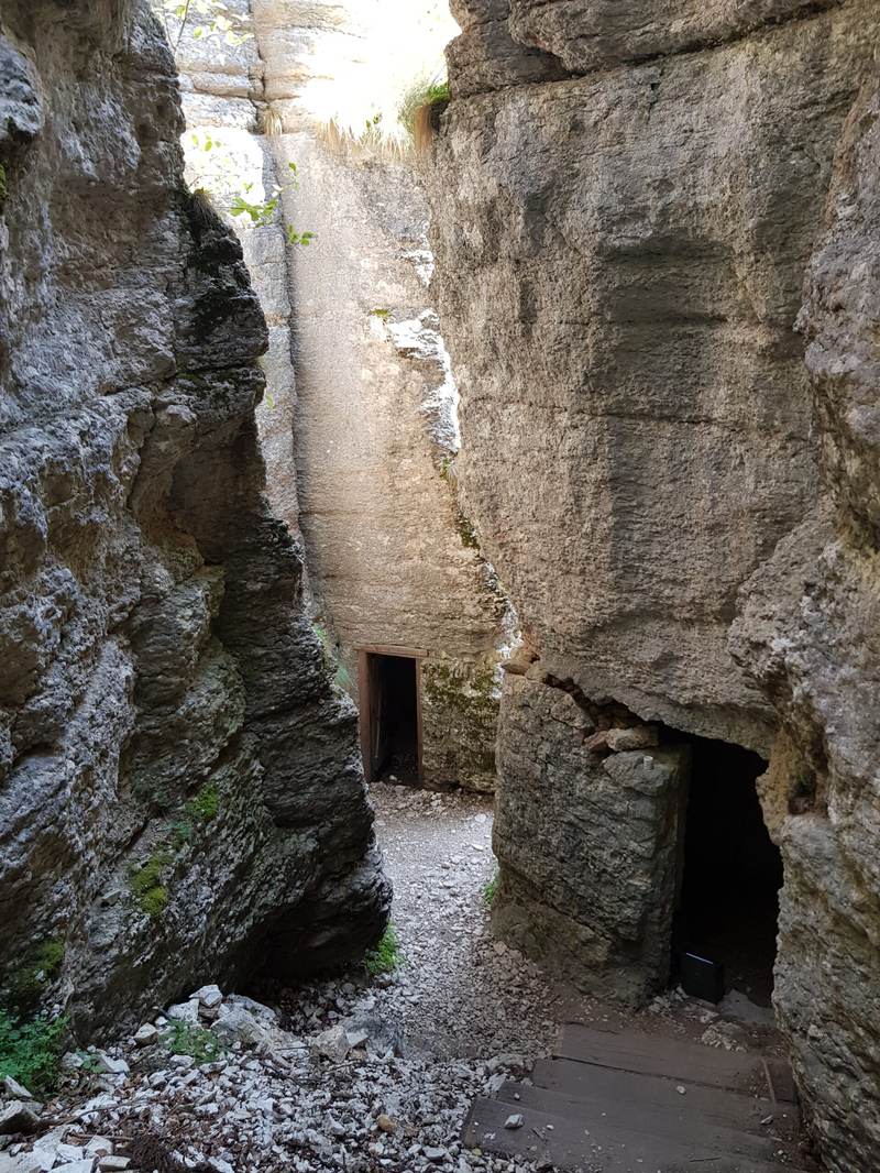 Ingresso di una galleria scavata nella roccia