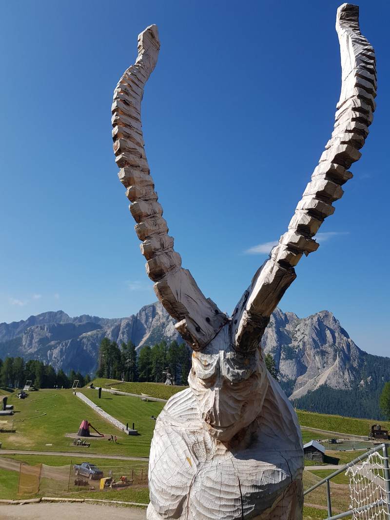 Monumento in metallo su un pianoro