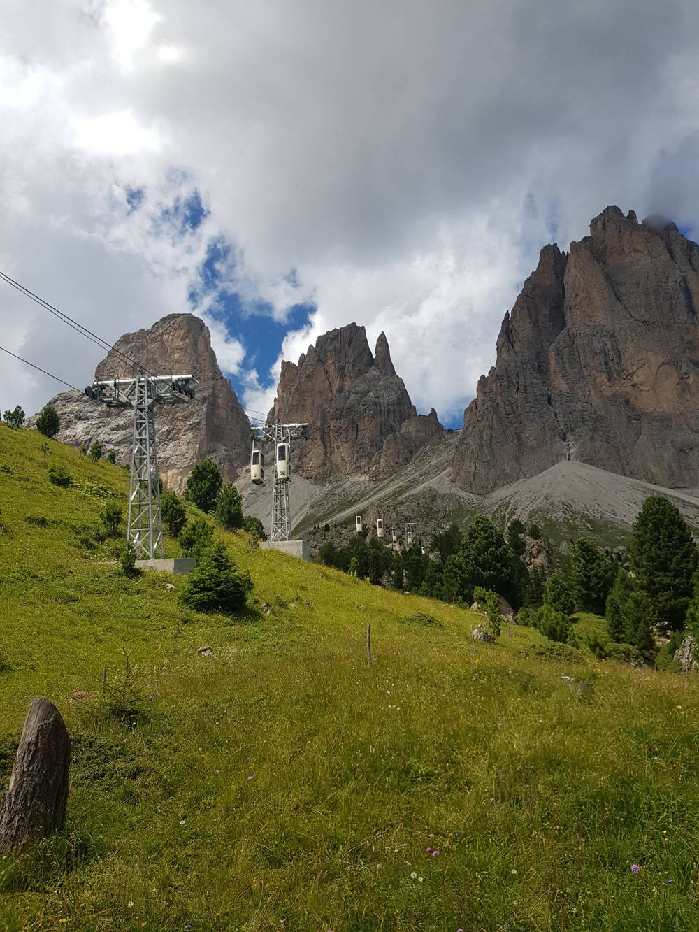 Prati e guglie di roccia in una mattina d'estate
