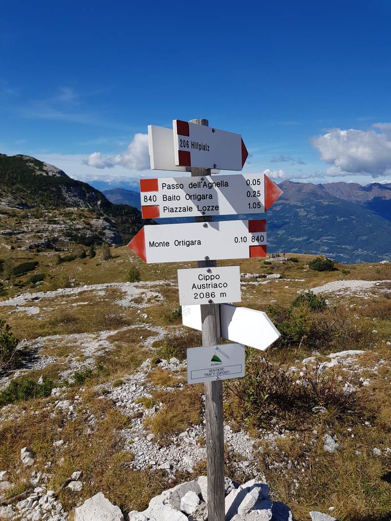 Segnavia sulla dorsale dell'Ortigara