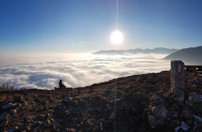 Il sole che si apre sopra le nuvole