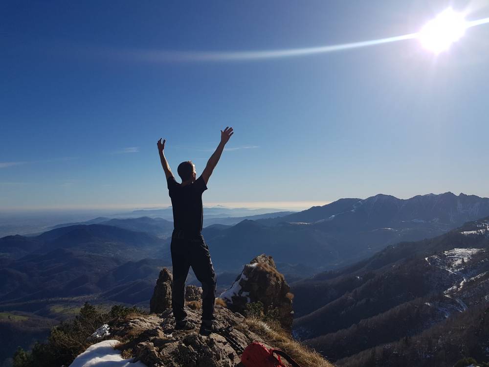 Sulla cima, braccia aperte contro il sole