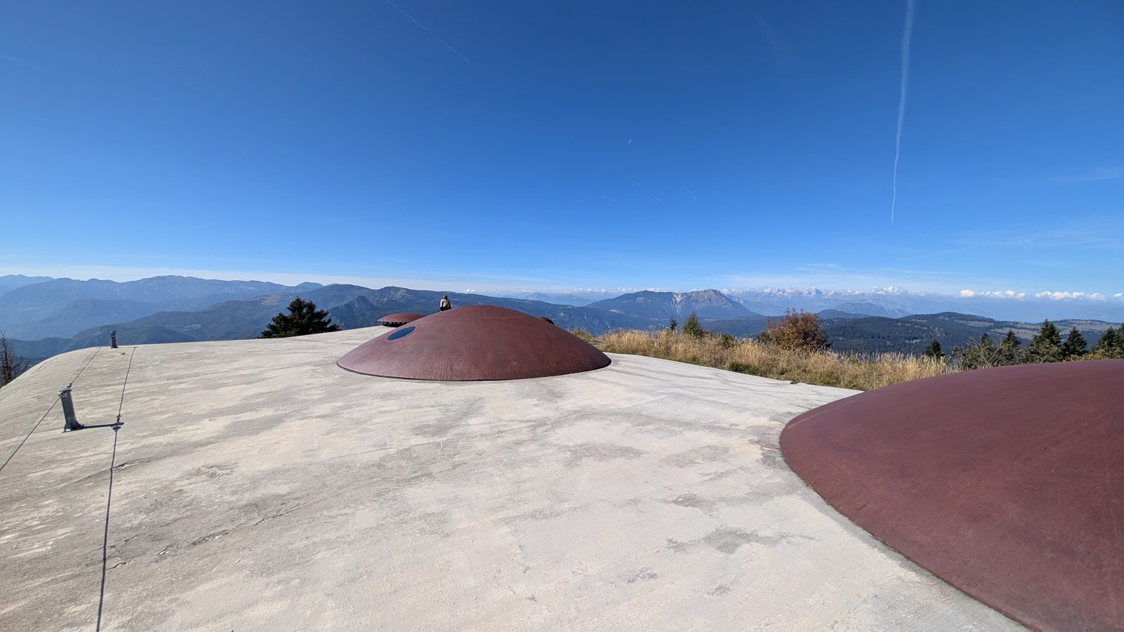 Il tetto del Forte Campolongo con le cupole corazzate e il panorama sulle Prealpi vicentine